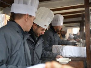 Křik, nadávky a potyčky. Na Staroměstském náměstí se rozdávala rybí polévka a kuba.