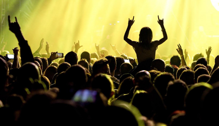 Tři sestry narazily na podiu sud. Vánoční koncert přilákal také fotbalové legendy.