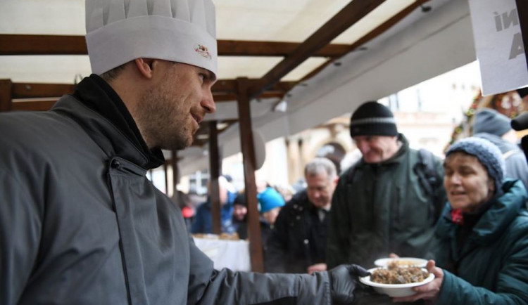 Křik, nadávky a potyčky. Na Staroměstském náměstí se rozdávala rybí polévka a kuba.