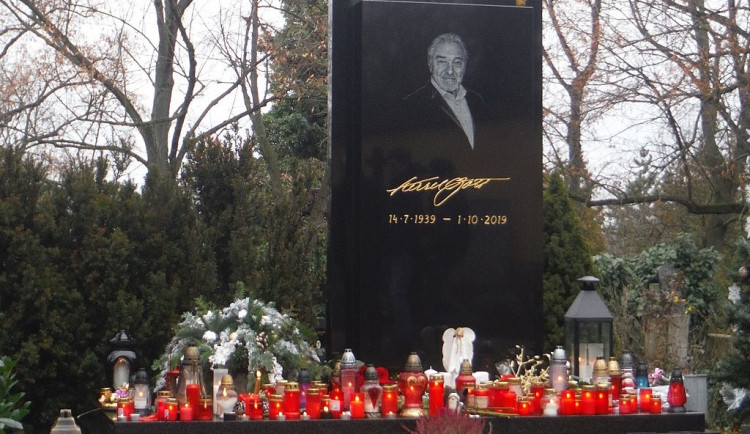 K hrobu Karla Gotta proudí o Vánocích davy lidí. Zapalují u něj svíčky a pokládají květiny