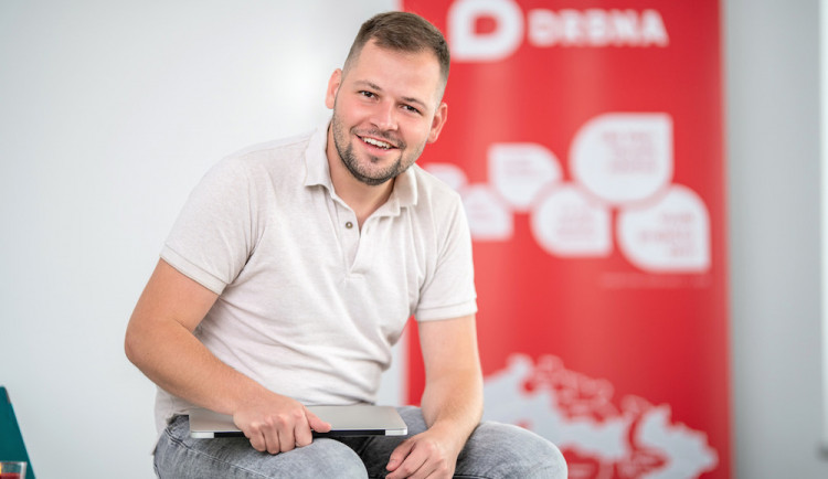 Je jednoduché nadávat na sociálních sítích, říká šéfredaktor Drbna.cz Michael Daněk