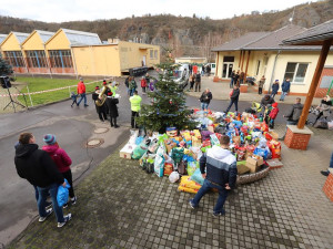 FOTO: Vánoce v trojském útulku. Pražané přinesli 10 tun krmení a zhruba 800 kilo dek