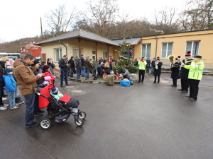 Vánoce v trojském útulku. Pražané přinesli 10 tun krmení a zhruba 800 kilo dek.