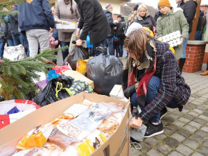 Vánoce v trojském útulku. Pražané přinesli 10 tun krmení a zhruba 800 kilo dek.