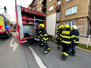 Požár na Praze 3 vyhnal na druhý svátek vánoční nájemníky z domovů.