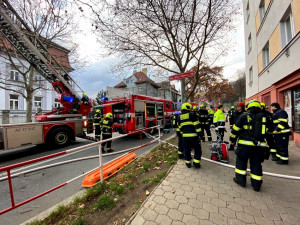 Požár na Praze 3 vyhnal na druhý svátek vánoční nájemníky z domovů.