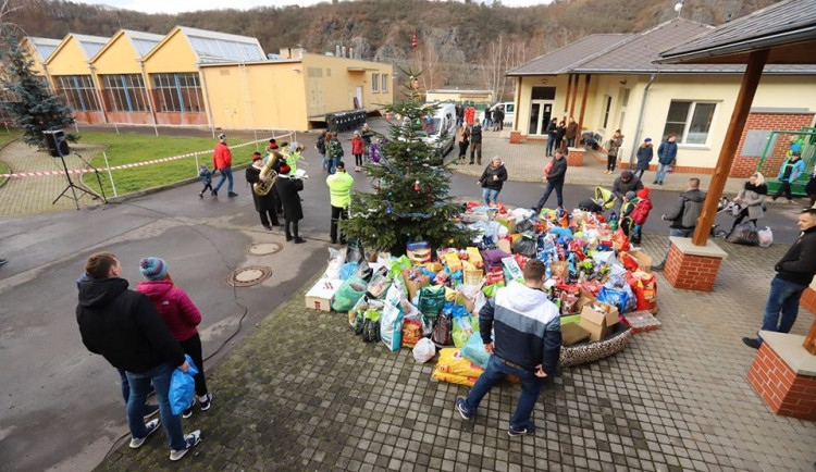 Vánoce v trojském útulku. Pražané přinesli 10 tun krmení a zhruba 800 kilo dek.