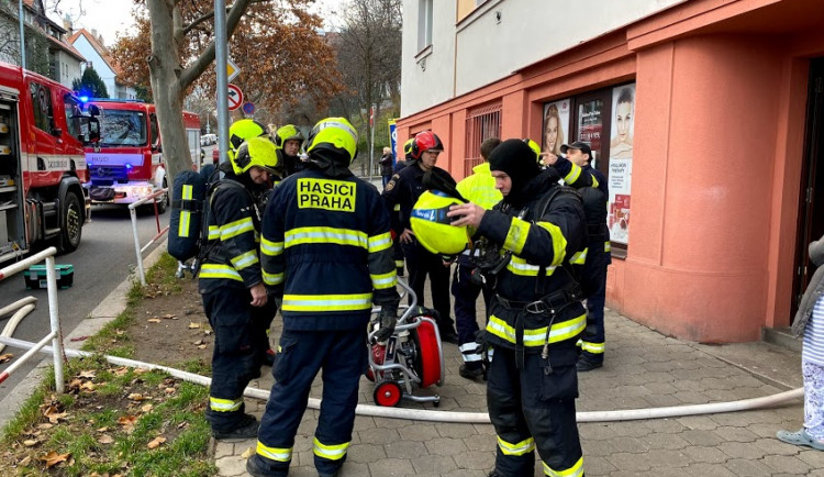 Požár na Praze 3 vyhnal na druhý svátek vánoční nájemníky z domovů.