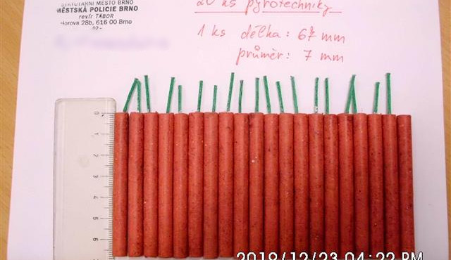 Čtrnáctiletí výrostci odpalovali v podchodu petardy. Pyrotechniku si v pohodě koupili sami