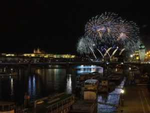 Praha bude mít na Nový rok ohňostrojovou i audiovizuální show. Na první se složili lidé, druhou platí město
