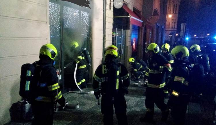 V centru Prahy dnes hořela prodejna. Vznikla škoda za půl milionu korun