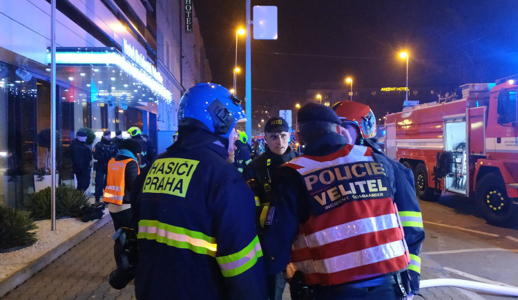 FOTO/VIDEO: Škoda za milion a přes sto evakuovaných. Na Smíchově hořela sauna