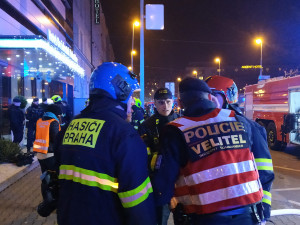 FOTO/VIDEO: Škoda za milion a přes sto evakuovaných. Na Smíchově hořela sauna