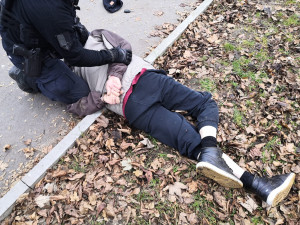 FOTO: Policista v civilu přistihl ve svém autě zloděje. Tomu hrozí pět let vězení