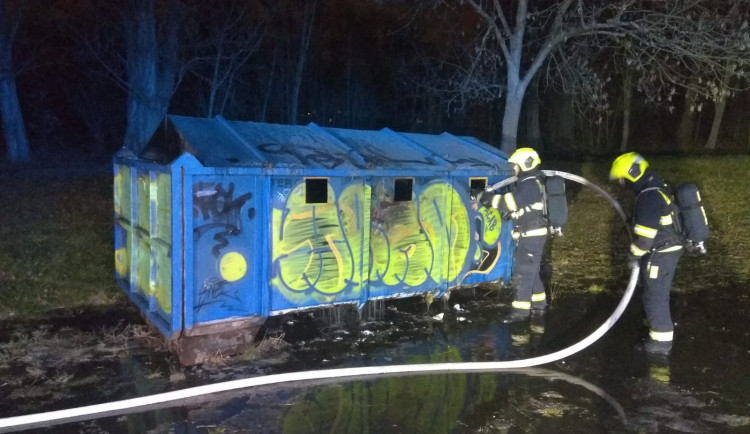 Hasiči během večera řešili několik požárů.