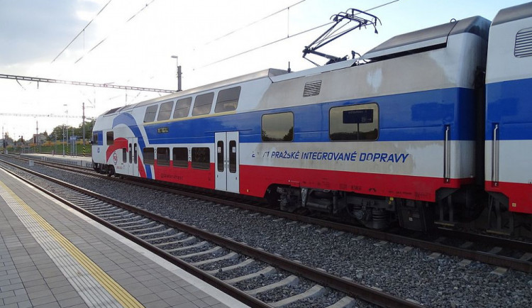 AKTUÁLNĚ: Vlaky u Prahy nabírají velké zpoždění. Ve Vršovicích je porucha vedení