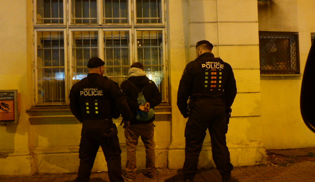 FOTO: Strážníci chytili sprejera přímo při činu. Pomaloval budovy u Masarykova nádraží