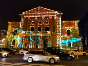 VIDEO: Stěna Státní opery se proměnila v promítací plátno. Představení tvoří řidiči