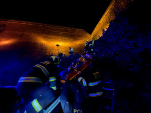 Z vyšehradských hradeb spadla ve čtvrtek večer žena.