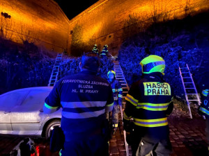 Z vyšehradských hradeb spadla ve čtvrtek večer žena.