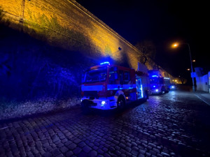 Z vyšehradských hradeb spadla ve čtvrtek večer žena.