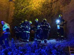 Z vyšehradských hradeb spadla ve čtvrtek večer žena.