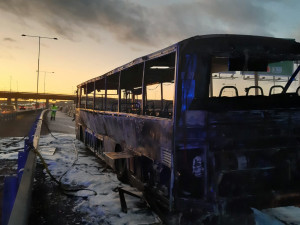 FOTO, VIDEO: Na Pražském okruhu lehl popelem autobus, cestujícícm se nic nestalo