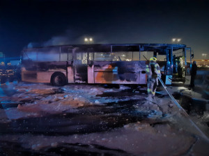 Na Pražském okruhu lehl popelem autobus, cestujícícm se nic nestalo.