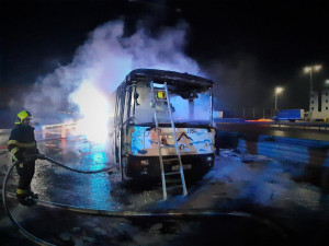 Na Pražském okruhu lehl popelem autobus, cestujícícm se nic nestalo.