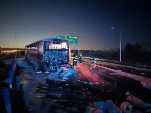 Na Pražském okruhu lehl popelem autobus, cestujícícm se nic nestalo.