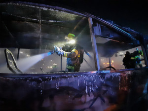 Na Pražském okruhu lehl popelem autobus, cestujícícm se nic nestalo.