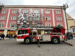 AKTUÁLNĚ: Na střeše Palladia hořelo. Vyšetřovatel hasičů hledá příčinu požáru