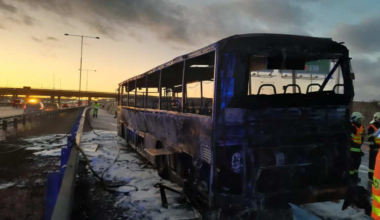 Na Pražském okruhu lehl popelem autobus, cestujícícm se nic nestalo.