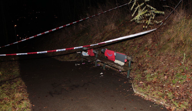 VIDEO: Kamera zachytila pachatele loupeže a znásilnění. Policie teď po neznámém muži pátrá