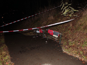 VIDEO: Kamera zachytila pachatele loupeže a znásilnění. Policie teď po neznámém muži pátrá