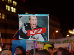 Orbán nebo Babiš, oba patří za mříž, skandovali lidé při znovuotevření Státní opery