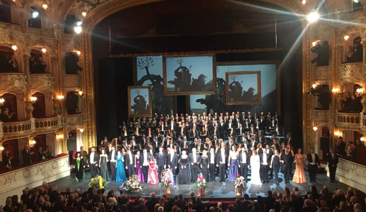 Státní opera si při znovuotevření připomněla svoji minulost.