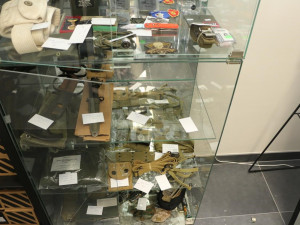 Třikrát navštívil army shop po zavíračce. Po třetím vloupání ho zadržela policie.