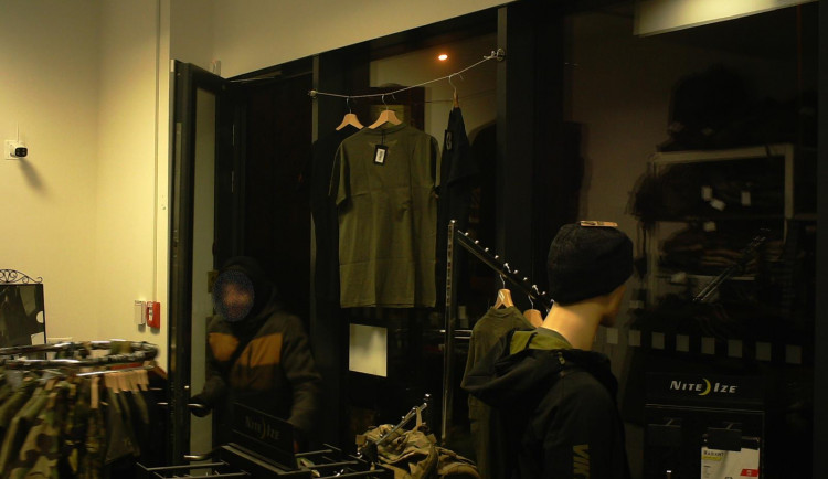Třikrát navštívil army shop po zavíračce. Po třetím vloupání ho zadržela policie.