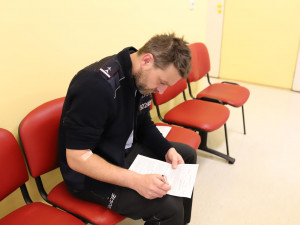 Policisté pomohli i v civilu. Společně vyrazili darovat krev.