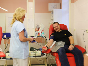 Policisté pomohli i v civilu. Společně vyrazili darovat krev. (11)