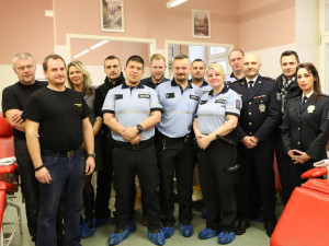 Policisté pomohli i v civilu. Společně vyrazili darovat krev.