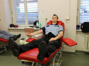 Policisté pomohli i v civilu. Společně vyrazili darovat krev.