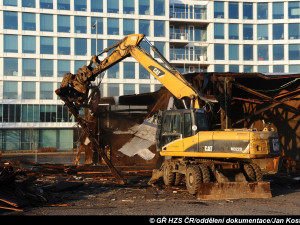 FOTO, VIDEO: Hasičská stanice v Holešovicích šla k zemi. Nová bude stát za dva roky