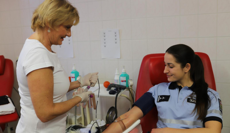 Policisté pomohli i v civilu. Společně vyrazili darovat krev.