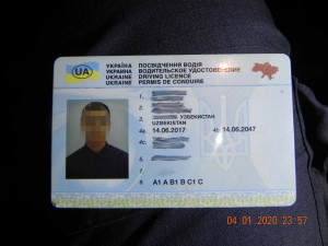 Uzbecký pas, polské auto, ukrajinský řidičák. Taxikář bez povolení skončil v rukou policie