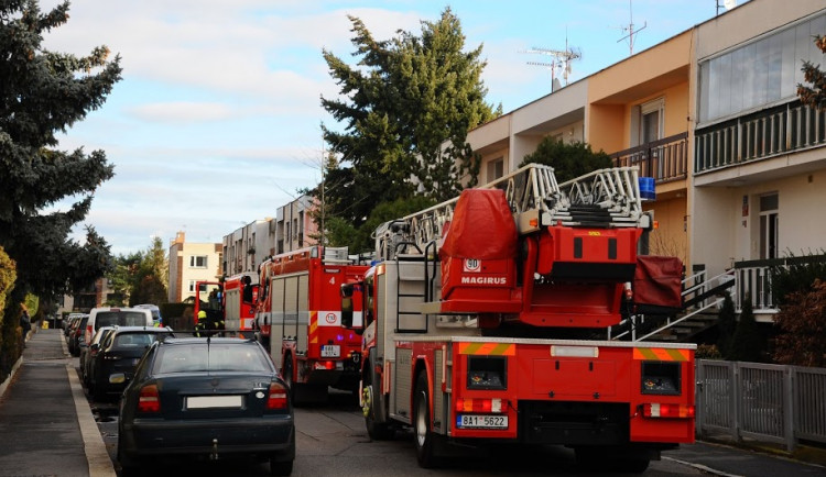 Hasiči a chemická služba dnes odpoledne zasahovali u požáru plynu v garážích v Hájích