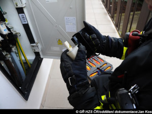 Hasiči a chemická služba dnes odpoledne zasahovali u požáru plynu v garážích v Hájích.