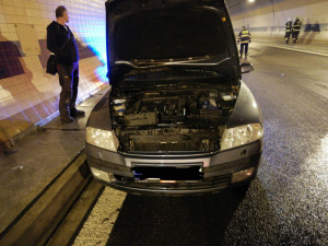 Požár automobilu uzavřel na hodinu Bubenečský tunel