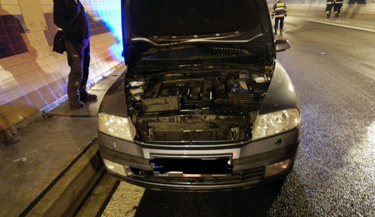 Požár automobilu uzavřel na hodinu Bubenečský tunel.